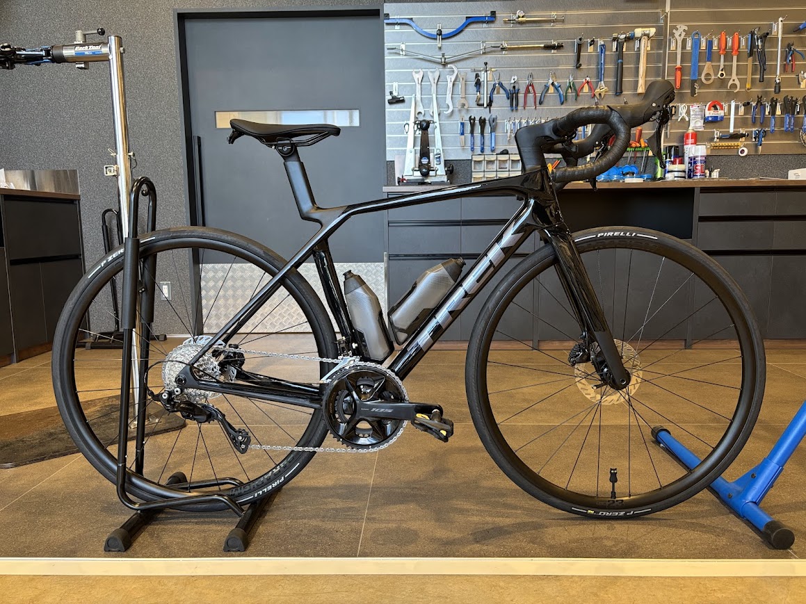 Madone SL 5 Gen 8＆Precaliber 24の二台をカスタムモリモリでご納車！！