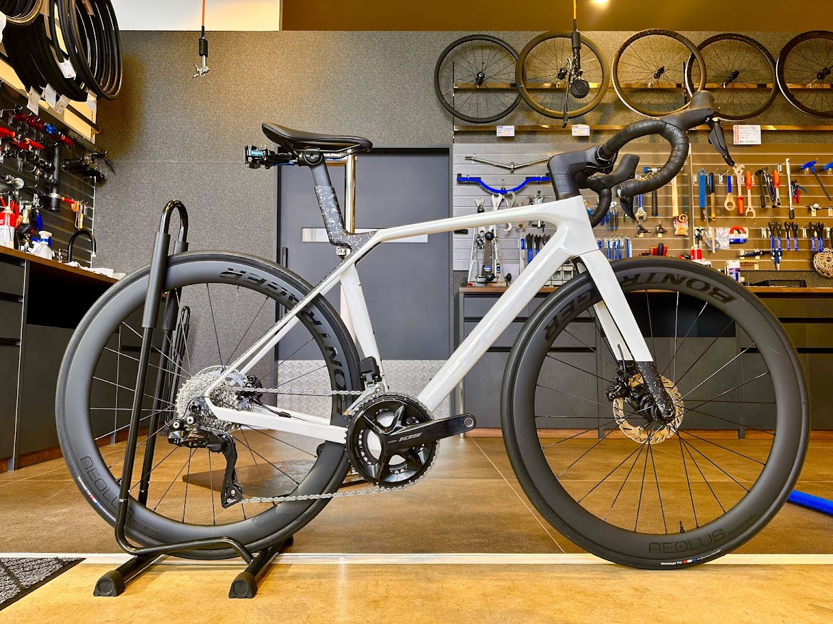 【楽々園期間限定試乗車紹介】チューブレス × エアロ × 105 Di2 【Madone SL 6 Gen 8の実力を試乗で体感！】